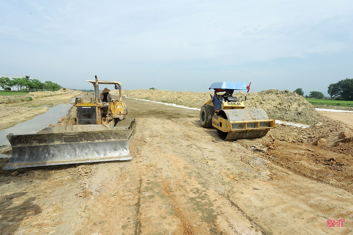 Đơn vị thi công tập trung đẩy nhanh tiến độ Dự án đường Xô viết Nghệ Tĩnh kéo dài về phía Đông ở Hà Tĩnh. image-1.jpg