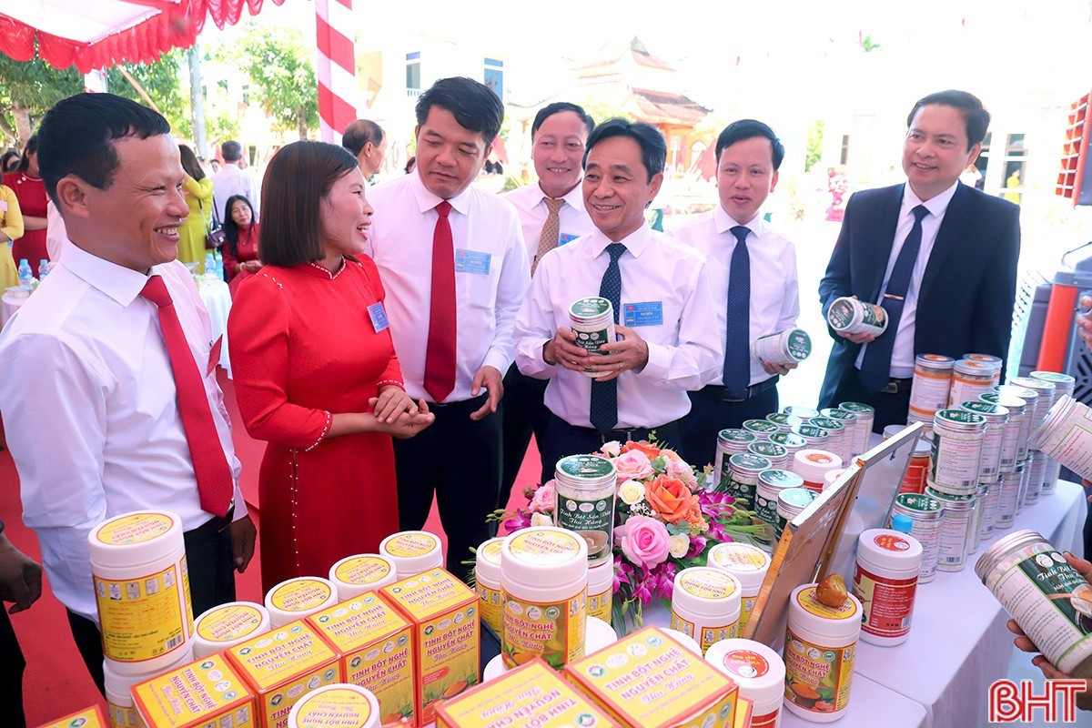 Đại biểu tham quan gian hàng trưng bày các sản phẩm OCOP của địa phương. image-1-5969.jpg