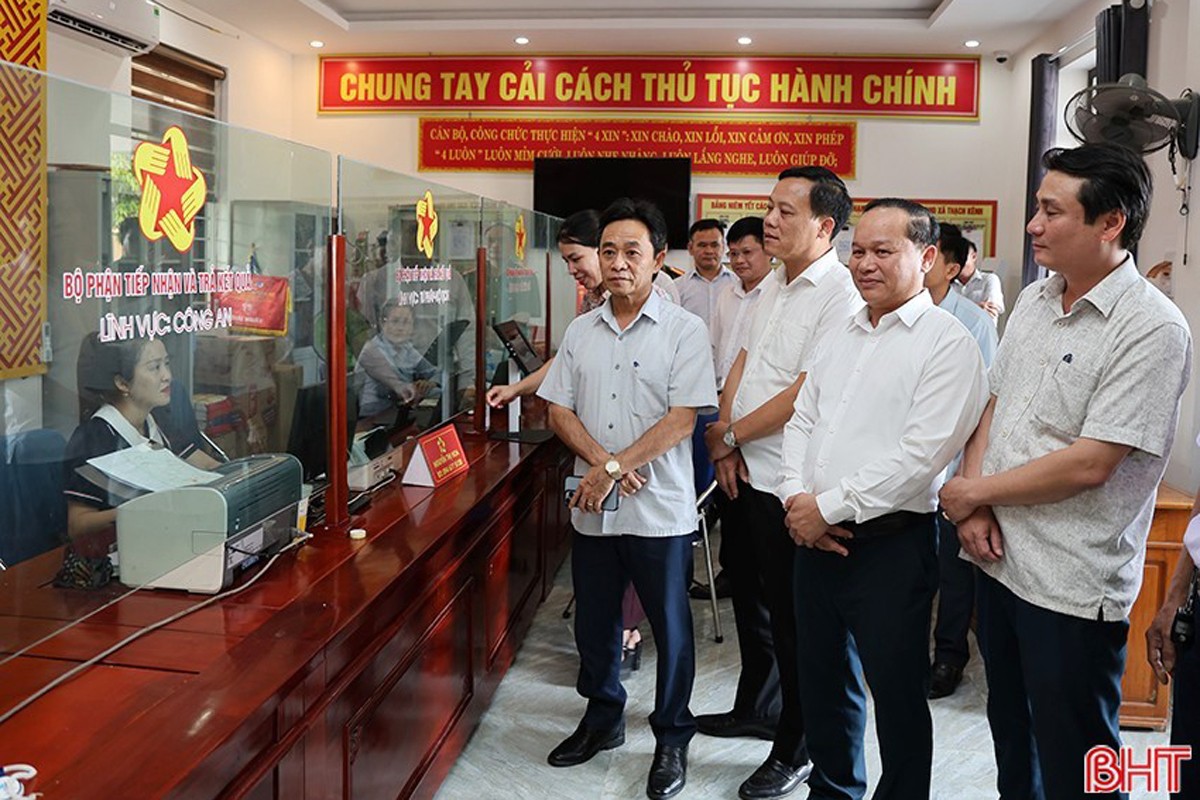 Phó Bí thư Thường trực Tỉnh ủy Trần Thế Dũng kiểm tra trung tâm hành chính xã mới Đông Kinh. img-9379-3863.jpg