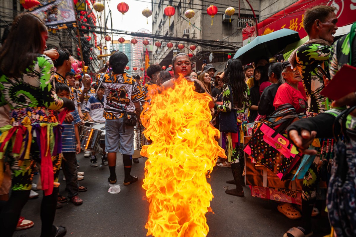Nghệ nhân biểu diễn múa lửa trước đám đông ở Manila, Philippines.