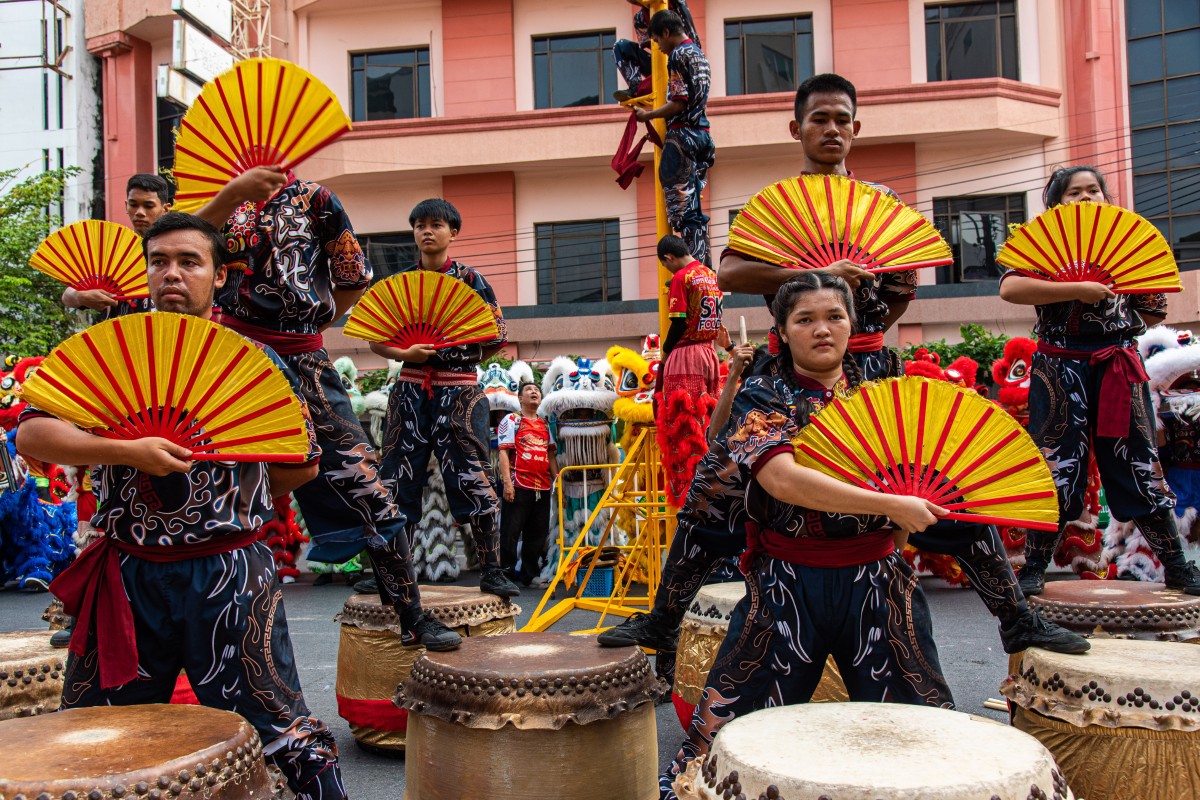 Các hoạt động đón năm mới ở Bangkok diễn ra khá trầm lắng so với mọi năm, do Thái Lan đang trong thời gian để tang Thái hậu Sirikit, mẹ của Quốc vương Thái Lan Maha Vajiralongkorn, qua đời hồi tháng 10/2025. Dù không rầm rộ, người dân vẫn đổ đến các đền, chùa cầu an, tận hưởng không khí lễ hội.