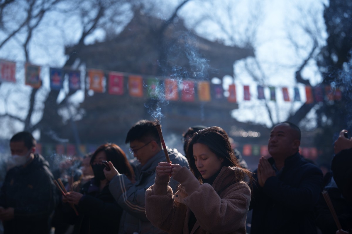 Du khách thắp hương, cầu an tại chùa Lama ở Bắc Kinh, Trung Quốc.