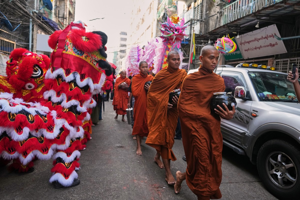 Các nhà sư Phật giáo đi khất thực vào buổi sáng mùng một năm Bính Ngọ tại Yangon, Myanmar.