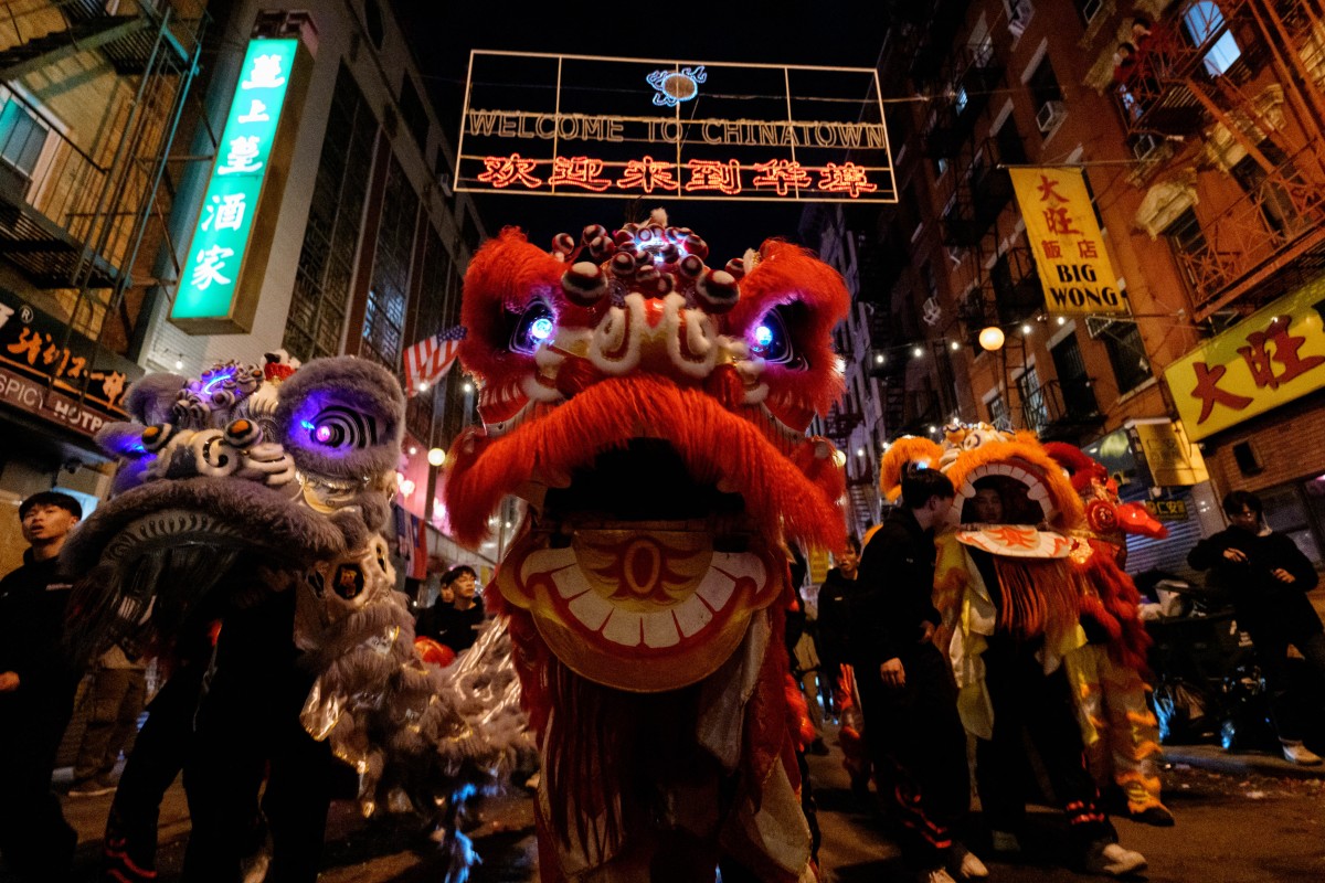 Biểu diễn múa lân, sư, rồng vào rạng sáng mùng một tại Chinatown, New York, Mỹ.