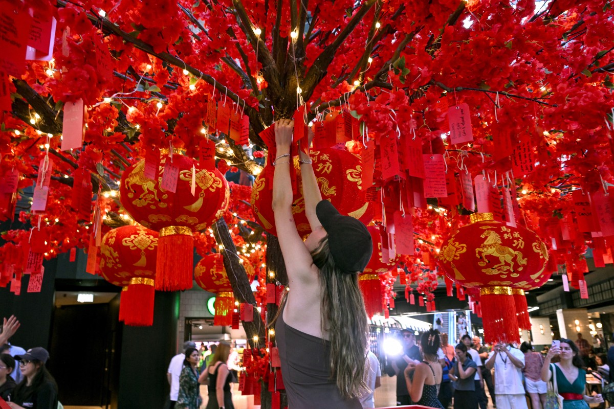 Người dân treo thiệp cầu an lên cây ở Melbourne, Australia.