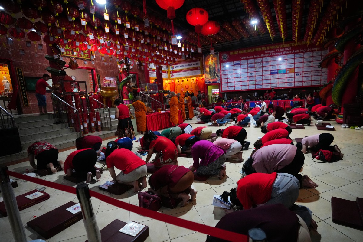 Người dân cầu nguyện năm mới tại chùa Kwan In Thang, Jakarta, thủ đô Indonesia. Tết Nguyên đán tại Indonesia gọi là Imlek, chủ yếu do cộng đồng gốc Hoa tổ chức. Năm 2002, Imlek được công nhận là ngày nghỉ lễ quốc gia.