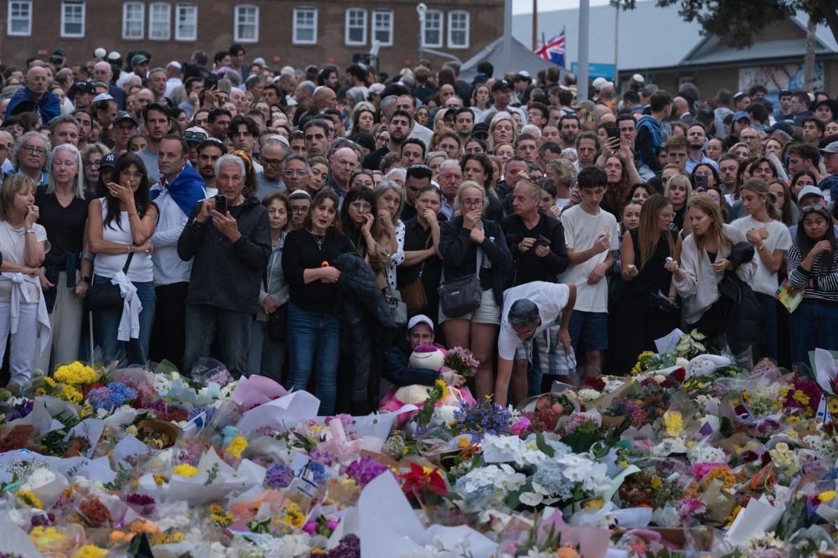 Người dân tưởng niệm các nạn nhân vụ xả súng ở bãi biển Bondi, Sydney, Australia, ngày 16/12.