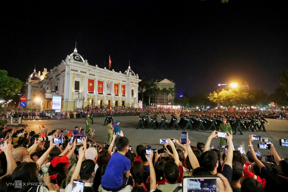 Các khối lực lượng vũ trang diễu hành qua Nhà hát Lớn. Tại đây hàng nghìn người hò reo, chụp hình, quay phim lưu niệm. Ảnh: Hiếu Lương