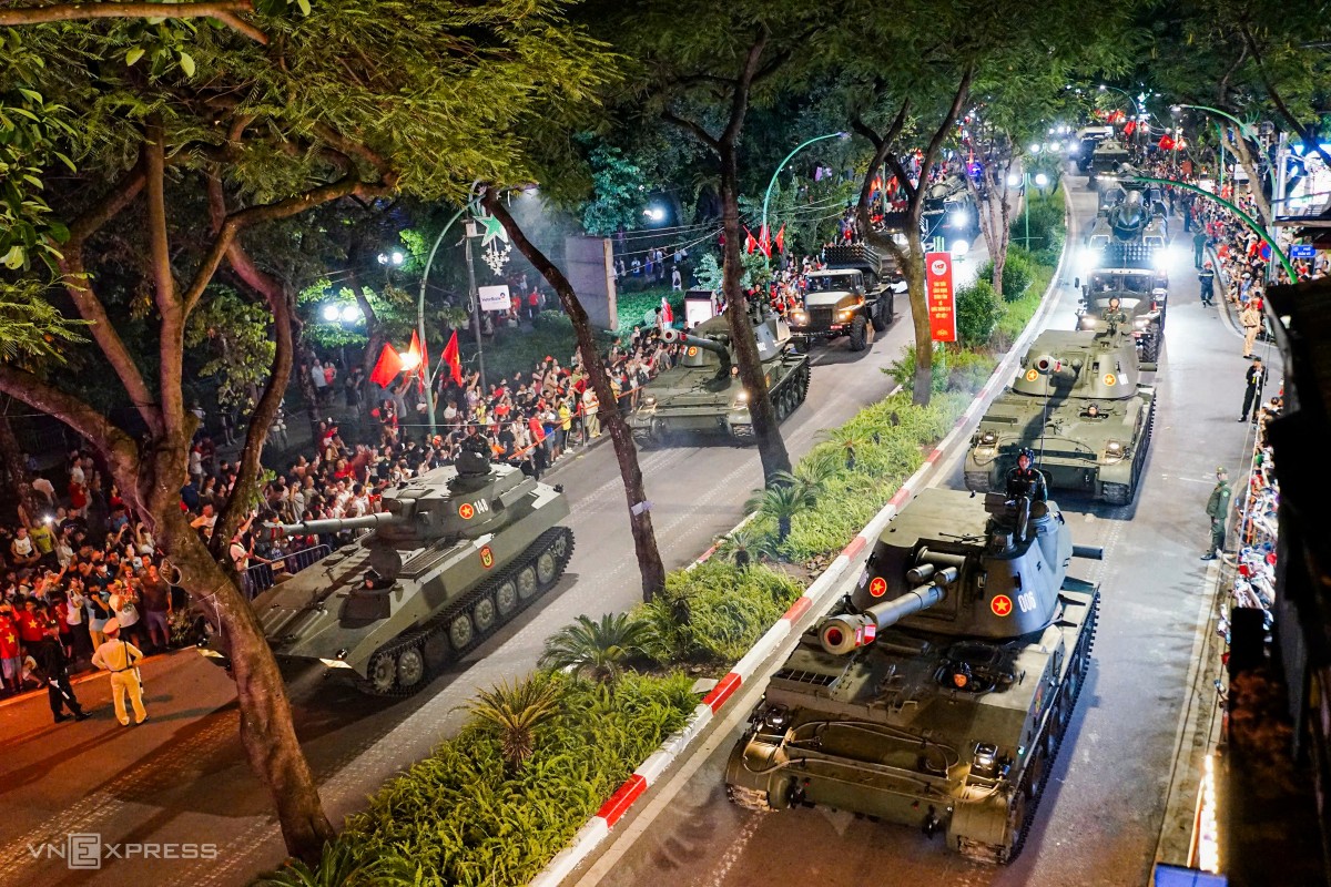 Trên đường Thanh Niên, nhiều loại tên lửa, vũ khí được tập kết diễu hành, hai bên đường ken đặc người dân theo dõi. Ảnh: Phạm Dự