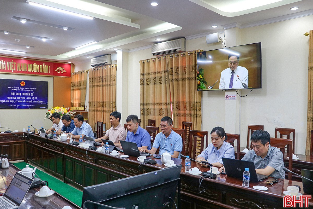 Các đại biểu tại điểm cầu Hà Tĩnh tiếp thu các ý kiến của các đồng chí lãnh đạo Trung ương. image-1-340.jpg