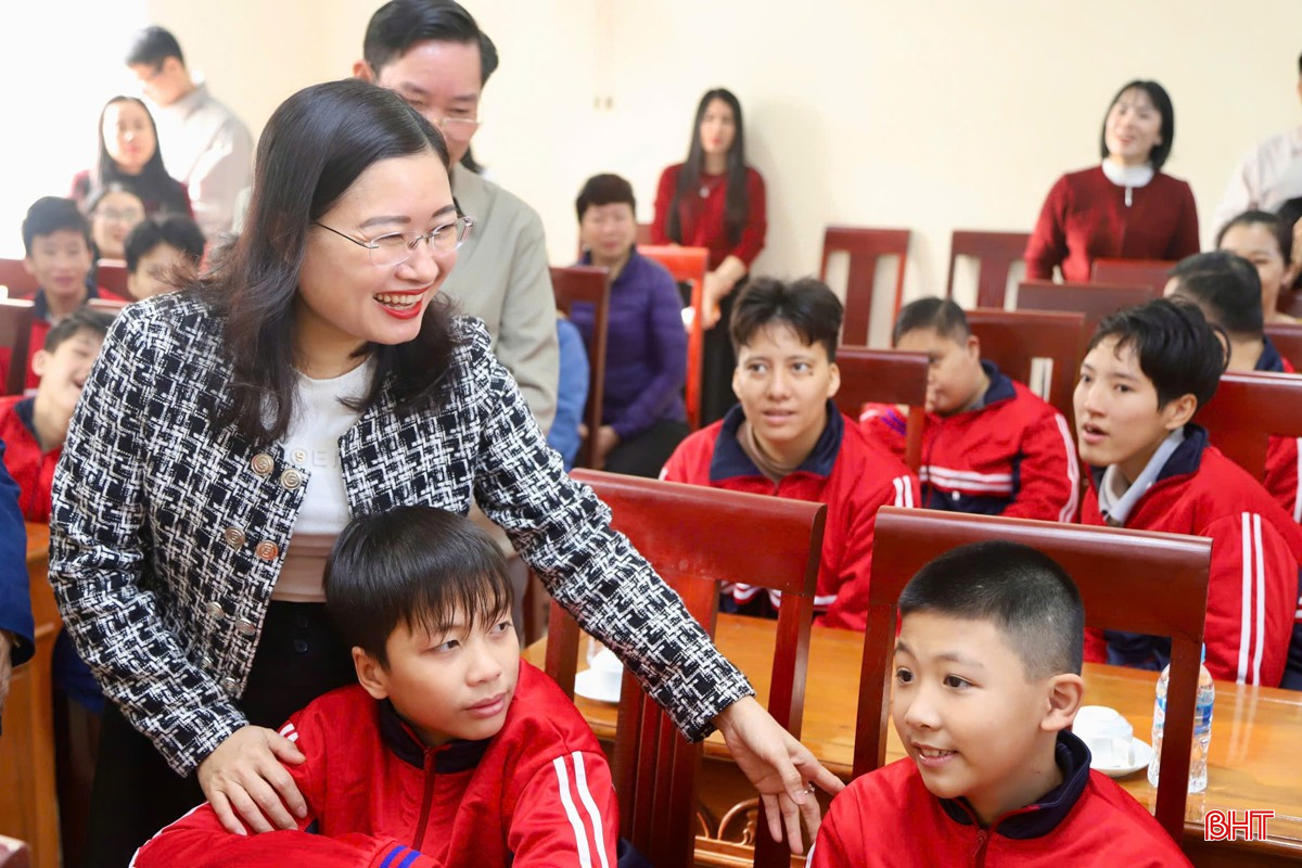 Phó Chủ tịch UBND tỉnh Nguyễn Thị Nguyệt ân cần hỏi thăm các cháu tại Làng Trẻ em mồ côi Hà Tĩnh.