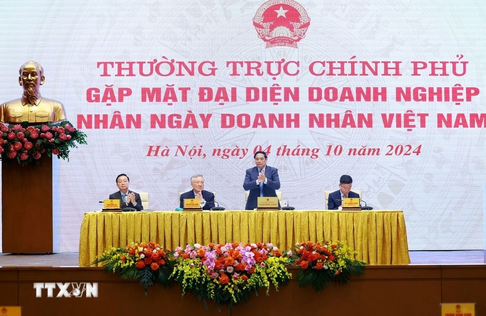 Thủ tướng Phạm Minh Chính gặp mặt đại diện doanh nghiệp nhân Ngày Doanh nhân Việt Nam (13/10). (Ảnh: Dương Giang/TTXVN)