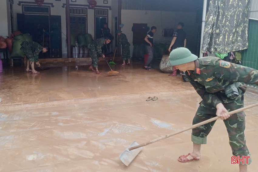 Sáng 25/5, Bộ CHQS tỉnh điều động 50 cán bộ, chiến sĩ cơ động về các địa bàn trọng điểm bị thiệt hại do lũ lụt gây ra tại huyện Cẩm Xuyên để giúp dân khắc phục hậu quả sau mưa lũ. Ảnh Xuân Liệu bqbht_br_anh-3.jpg