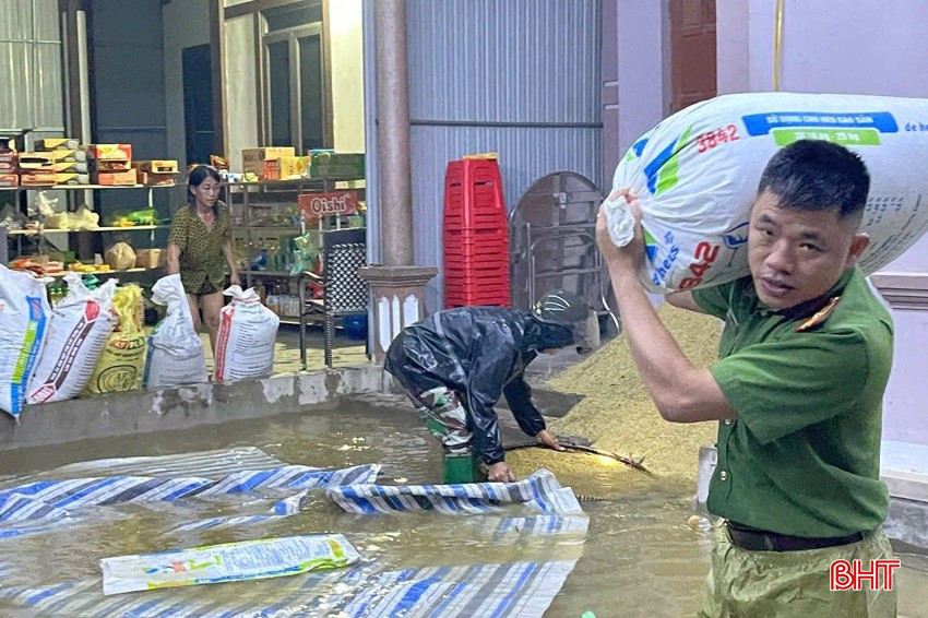 Die Polizei unterstützt die Menschen der Gemeinde Thach Ngoc (Thach Ha) dabei, ihr Eigentum an einen sicheren Ort zu bringen. Foto: Informationszentrum der Provinzpolizei. bqbht_br_500979362-1003982898557149-6431380807337506935-n.jpg