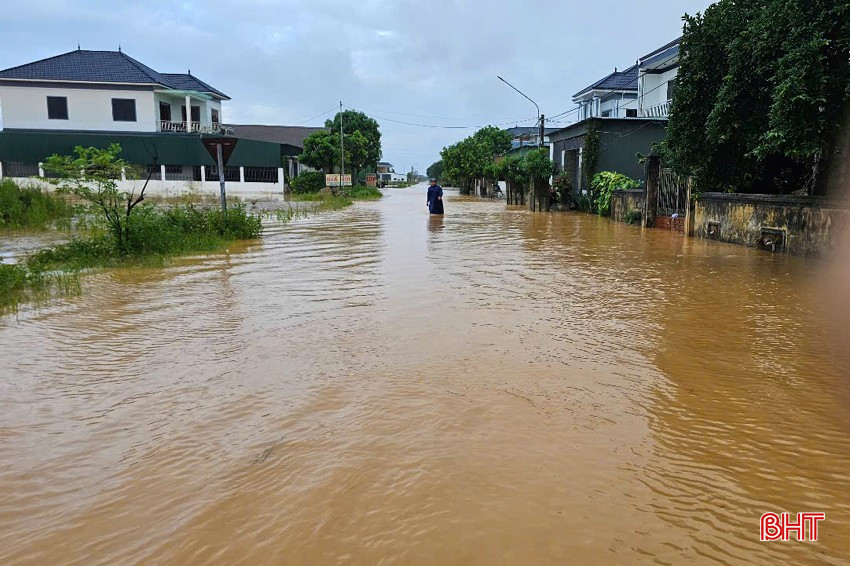 Một số tuyến đường ở xã Tân Lâm Hương (TP Hà Tĩnh) bị ngập sâu do mưa lớn. Ảnh Mạnh Hà bqbht_br_z6636118385362-389d97af2cf8d6ab107159d02d3f6951.jpg