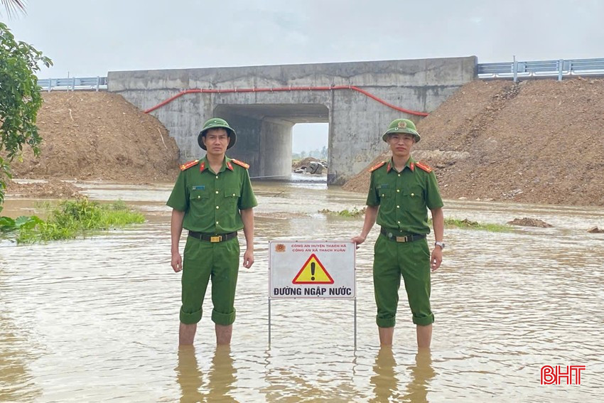 Công an xã Thạch Xuân (Thạch Hà) đặt biển cảnh báo đường ngập nước. Ảnh Mạnh Hà bqbht_br_z6636580799563-d0eb7f287a112e555049f78dde75b058.jpg