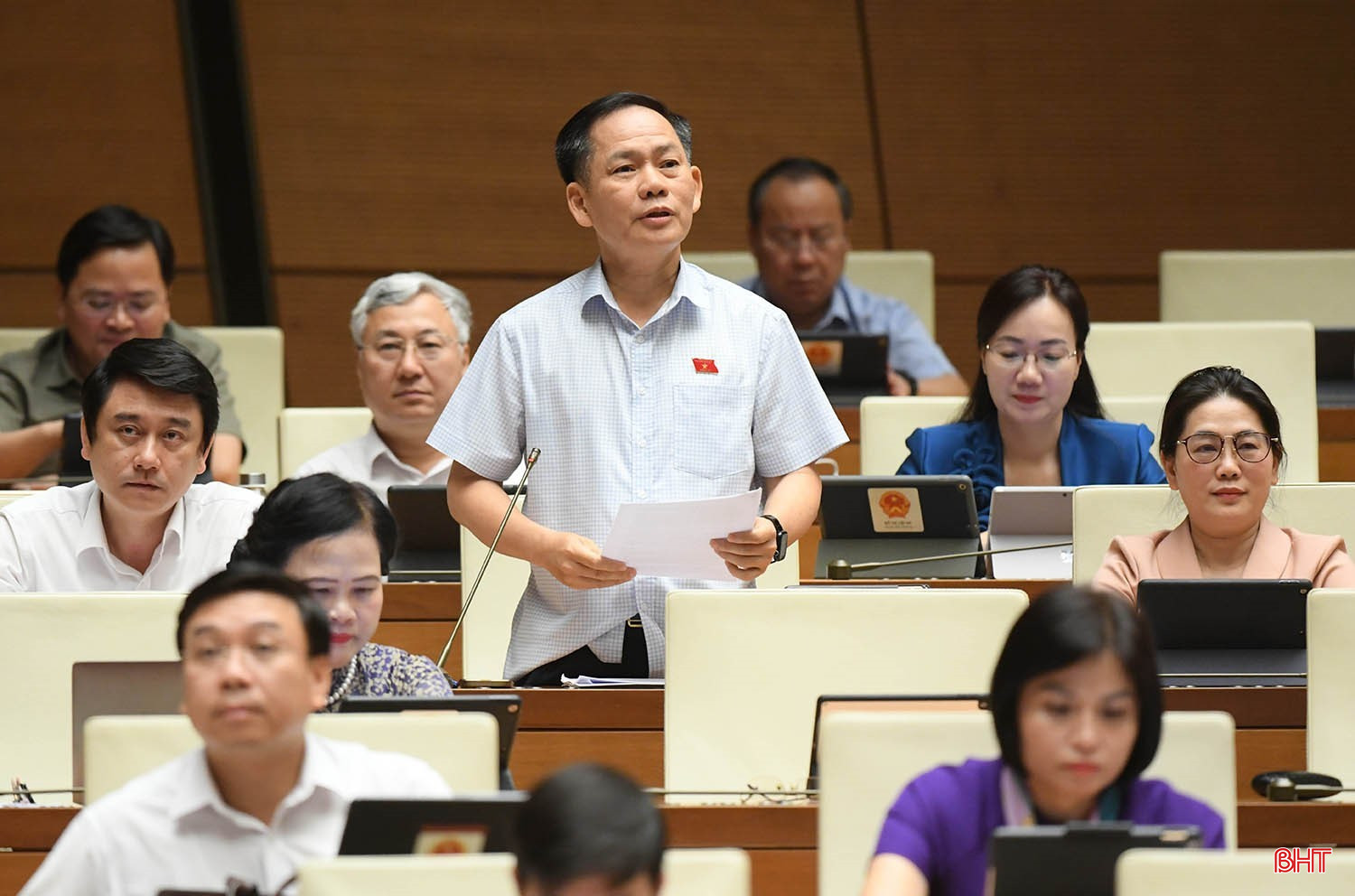Phó Trưởng đoàn chuyên trách Đoàn ĐBQH tỉnh Trần Đình Gia phát biểu thảo luận. bqbht_br_1trandinhgiasang145.jpg