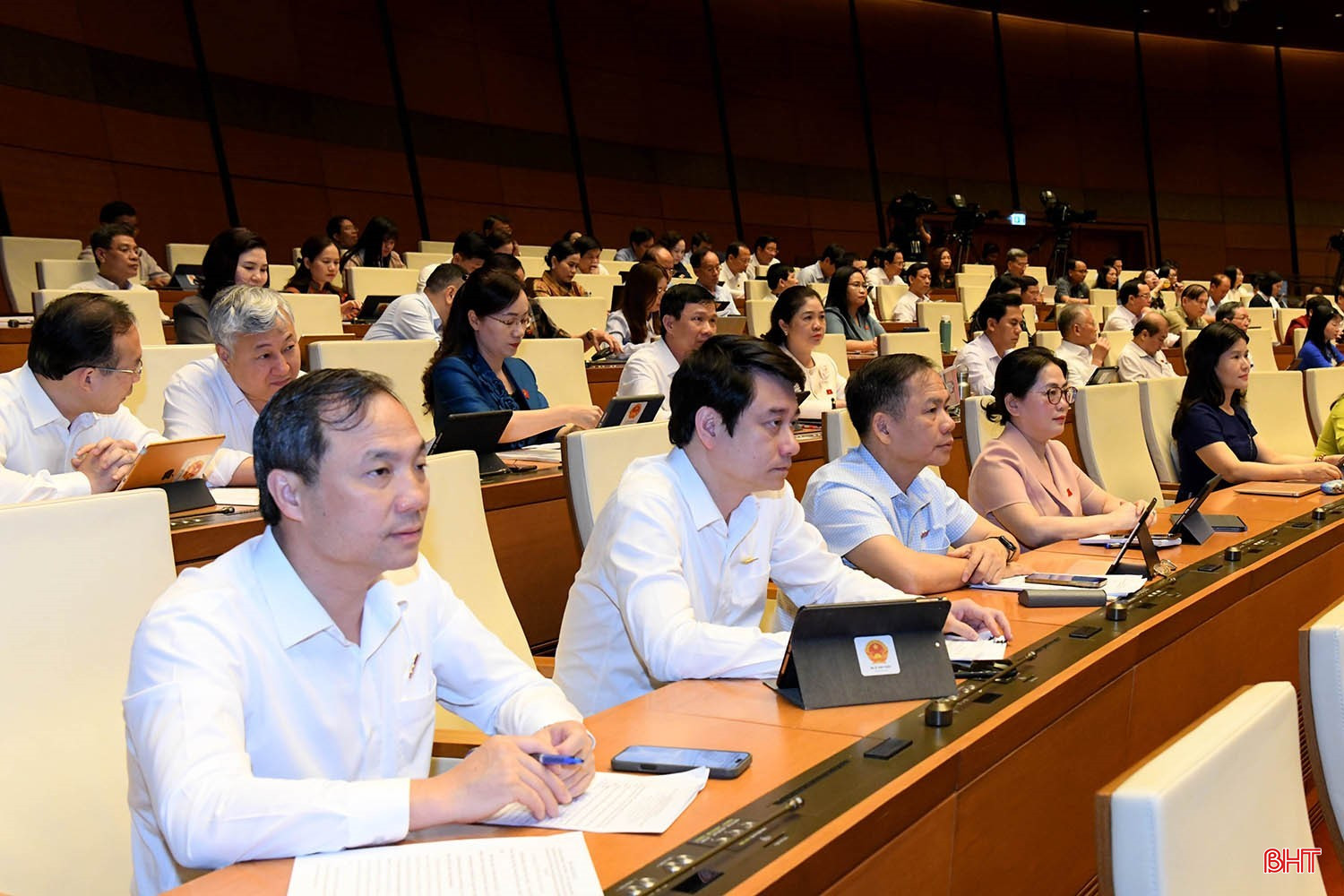 Các đại biểu Quốc hội đoàn Hà Tĩnh tham gia thảo luận tại hội trường sáng 14/5. bqbht_br_1doanhatinhhtsang145.jpg