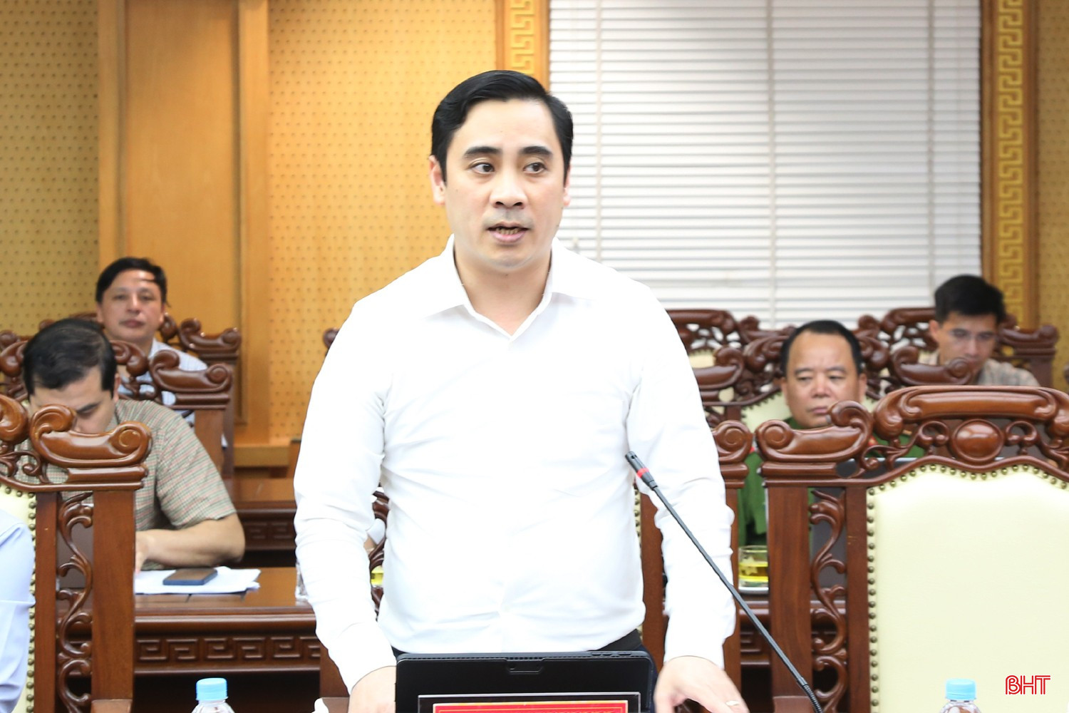 Giám đốc Sở KH&CN Lê Thành Đông báo cáo một số nhiệm vụ, giải pháp ngành đang triển khai trong thực hiện Nghị quyết 57. bqbht_br_345.jpg