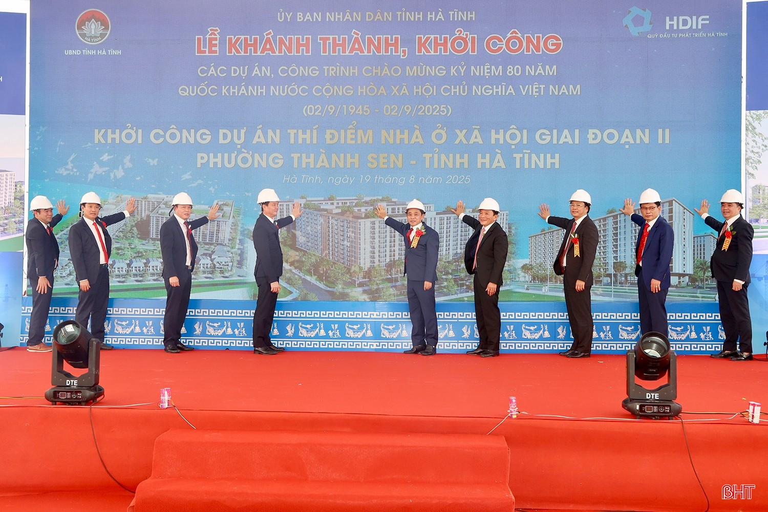 Phó Bí thư Thường trực Tỉnh ủy Hà Tĩnh Trần Thế Dũng và các đại biểu thực hiện nghi thức khởi công dự án thí điểm nhà ở xã hội giai đoạn II (ngày 19/8/2025). image-9040.jpg