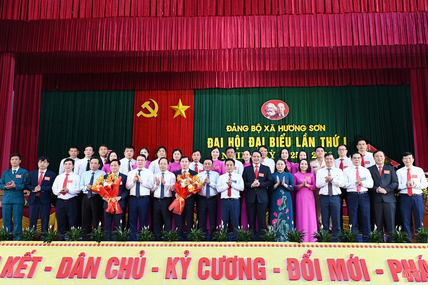 Đồng chí Trần Cẩm Tú và các đại biểu trung ương, lãnh đạo tỉnh tặng hoa chúc mừng Ban Chấp hành Đảng bộ xã Hương Sơn. bqbht_br_z6989781455395-23f2f371672d4d2b74524abc8c1f8b25.jpg