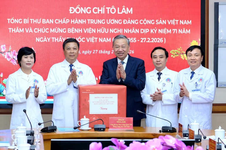 Tổng Bí thư Tô Lâm trao quà tặng Bệnh viện Hữu Nghị, nhân dịp kỷ niệm 71 năm Ngày Thầy thuốc Việt Nam (27/2/1955-27/2/2026). Ảnh Đăng Khoa