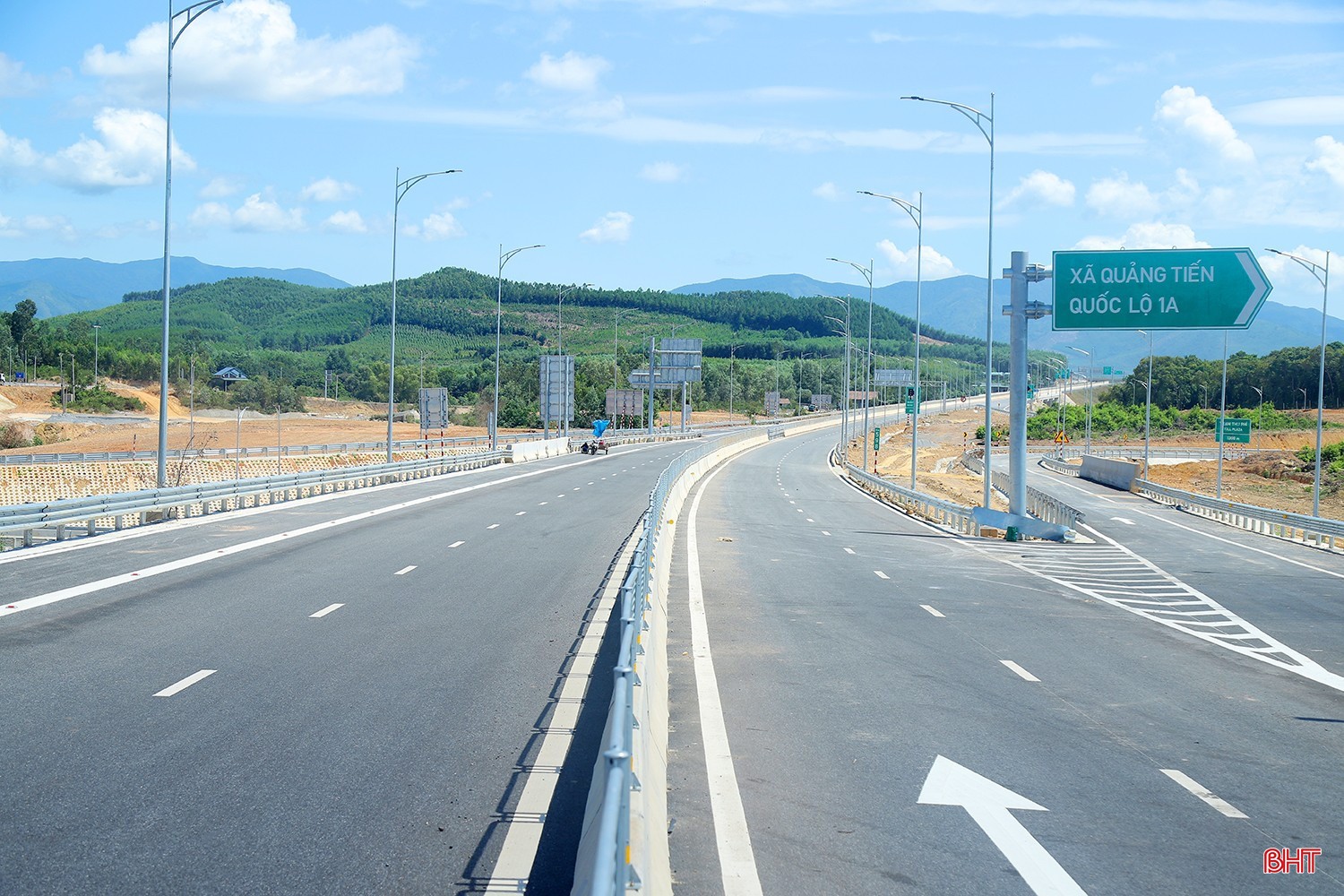 Der stellvertretende Premierminister forderte das Volkskomitee der Provinz Quang Tri auf, die Fertigstellung der Baufeldräumung für die verbleibenden Bereiche (Stauseestraßen, Rastplätze usw.) der drei Teilprojekte Vung Ang – Bung, Bung – Van Ninh, Van Ninh – Cam Lo vor dem 15. September 2025 entschlossen anzuordnen. image-4.jpg