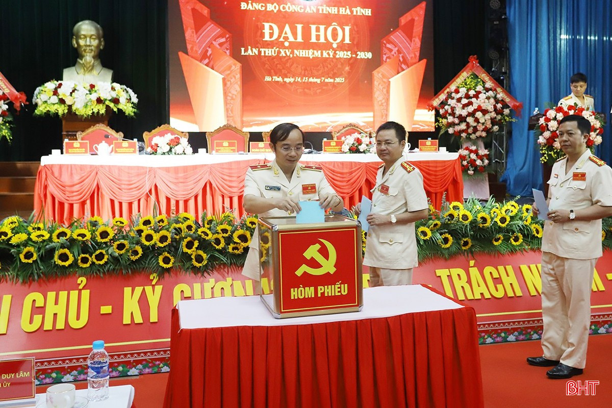 Các đại biểu bỏ phiếu bầu Ban Chấp hành Đảng bộ Công an tỉnh nhiệm kỳ 2025 - 2030. bqbht_br_dai-hoi-cong-an-tinh-2.jpg