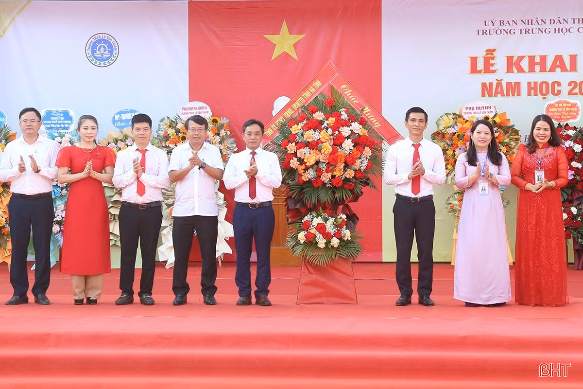 Lãnh đạo tỉnh và TP Hà Tĩnh tặng hoa chúc mừng Trường THCS Lê Văn Thiêm.