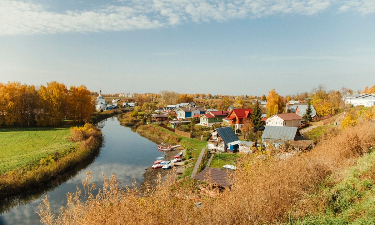 Het platteland van Soezdal in de herfst van oktober. Soezdal is een hoogtepunt van de Gouden Ring, met de vredige schoonheid van het oude Russische platteland. Vùng quê Suzdal trong sắc thu tháng 10. Suzdal là điểm nổi bật của vùng Vành đai Vàng, mang vẻ đẹp thanh bình của vùng quê Nga xưa.