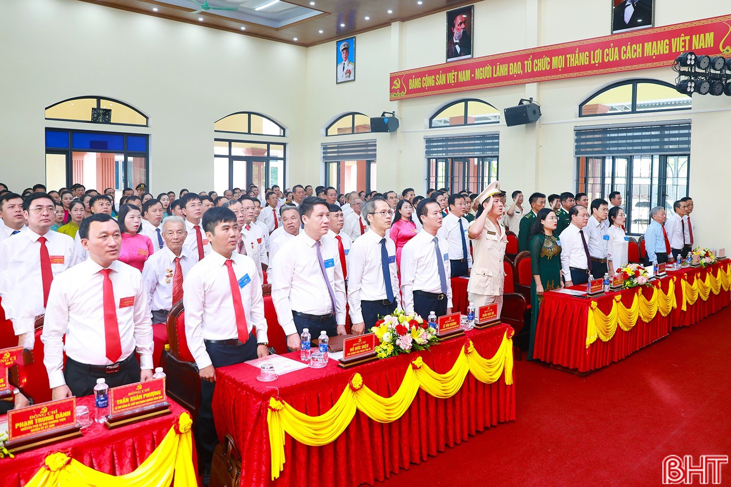 Đại biểu thực hiện nghi lễ chào cờ. Đại biểu thực hiện nghi lễ chào cờ.