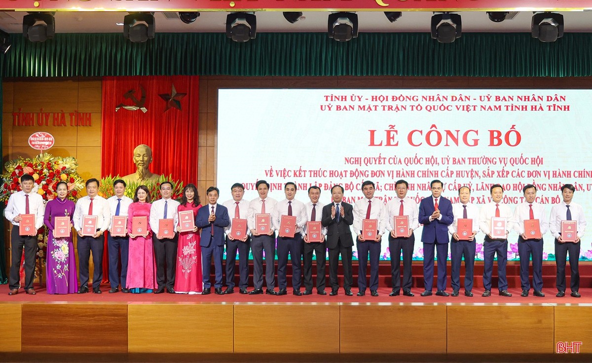 Các đồng chí Thường trực Tỉnh ủy trao quyết định thành lập đảng bộ cho các đồng chí tân bí thư đảng ủy các xã, phường. aimg-9832.jpg