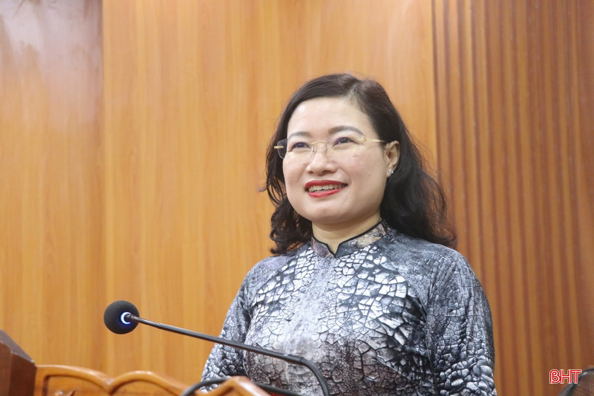 محترمہ Nguyen Thi Nguyet - Ha Tinh کے محکمہ تعلیم و تربیت کی ڈائریکٹر۔ bqbht_br_z6971319706075-0394e17065adfb255663b53a655cebce.jpg
