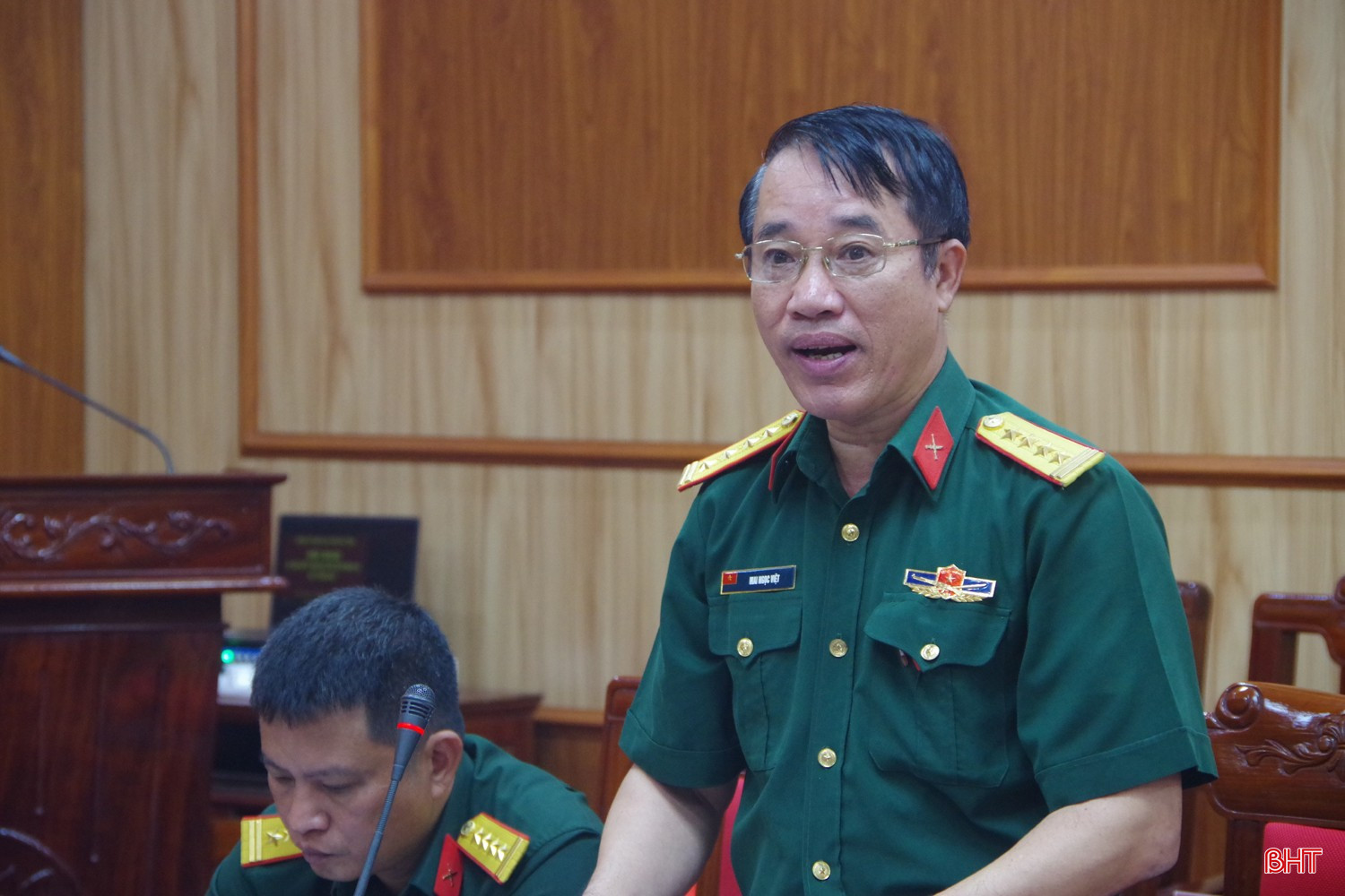 Đại tá Mai Ngọc Việt - Phó Chính ủy Bộ CHQS tỉnh báo các dự thảo nghị quyết lãnh đạo nhiệm vụ quý IV. bqbht_br_a2-11.jpg