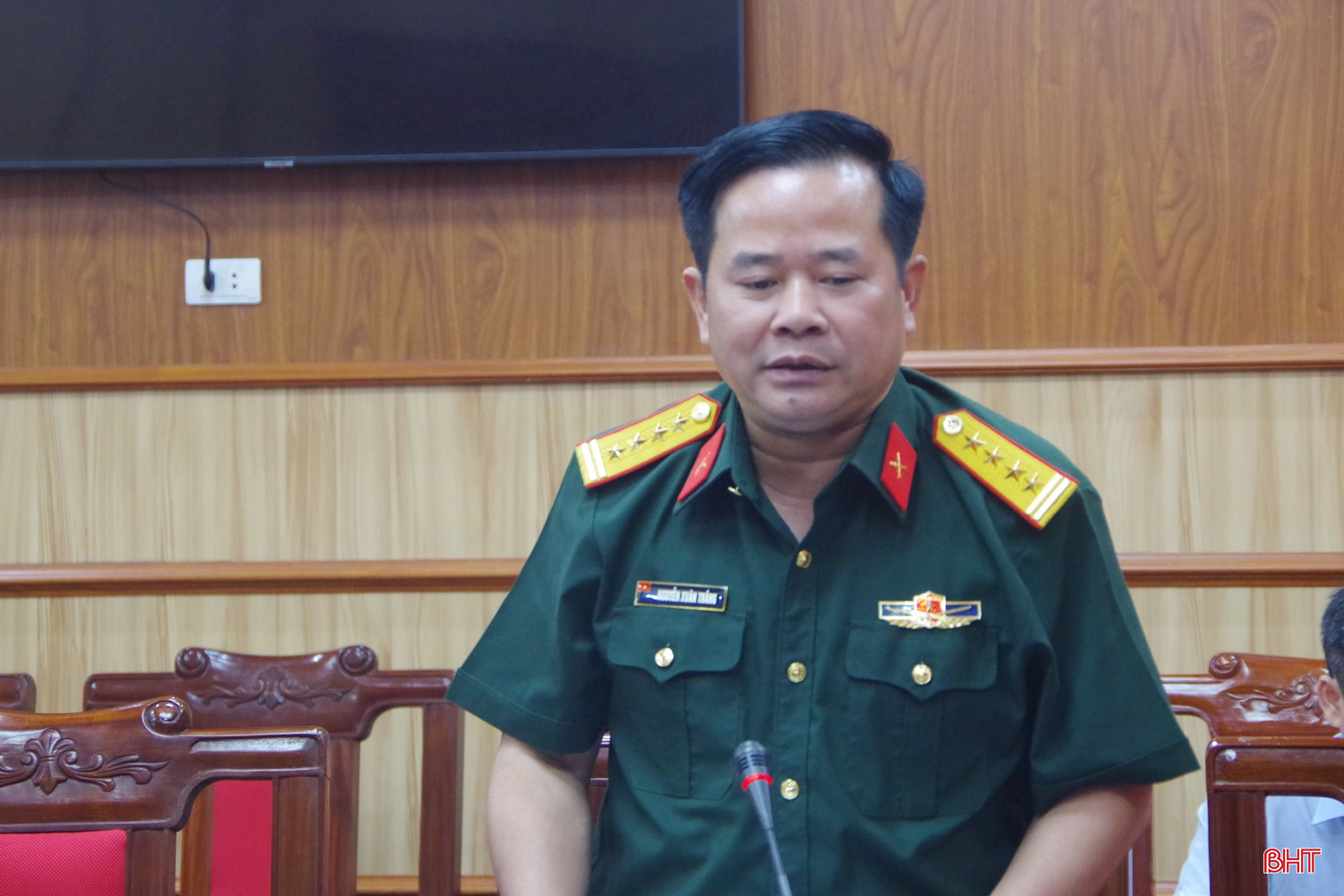 Đại tá Nguyễn Xuân Thắng - Ủy viên Ban Thường vụ Tỉnh ủy, Chỉ huy trưởng Bộ CHQS tỉnh phát biểu tại hội nghị. bqbht_br_a5-2.jpg