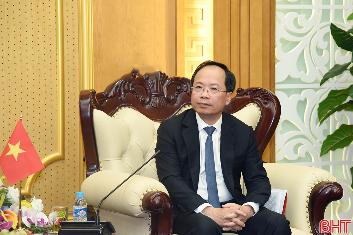 Bí thư Tỉnh ủy Nguyễn Duy Lâm trân trọng cảm ơn ngài Đại sứ Đặc mệnh toàn quyền Nhật Bản tại Việt Nam đã đến thăm Hà Tĩnh. dscd-8191-copy.jpg