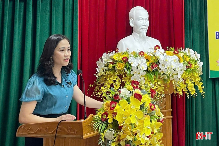 Bà Phạm Thị Thu Hà - Phó Chủ tịch UBMTTQ tỉnh đóng góp ý kiến vào dự thảo Nghị quyết sửa đổi, bổ sung một số điều của Hiến pháp năm 2013. bqbht_br_z6617409251328-2b687fa7910ce9ce5f4e8b80e45bc06f.jpg