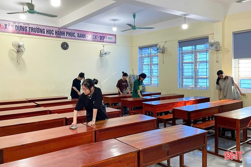 Học sinh Trường THPT Kỳ Anh vệ sinh, sắp xếp lại bàn ghế trong các phòng thi. bqbht_br_z6646091585878-a90e4283d0b0b35cd492c40dc51322ca.jpg
