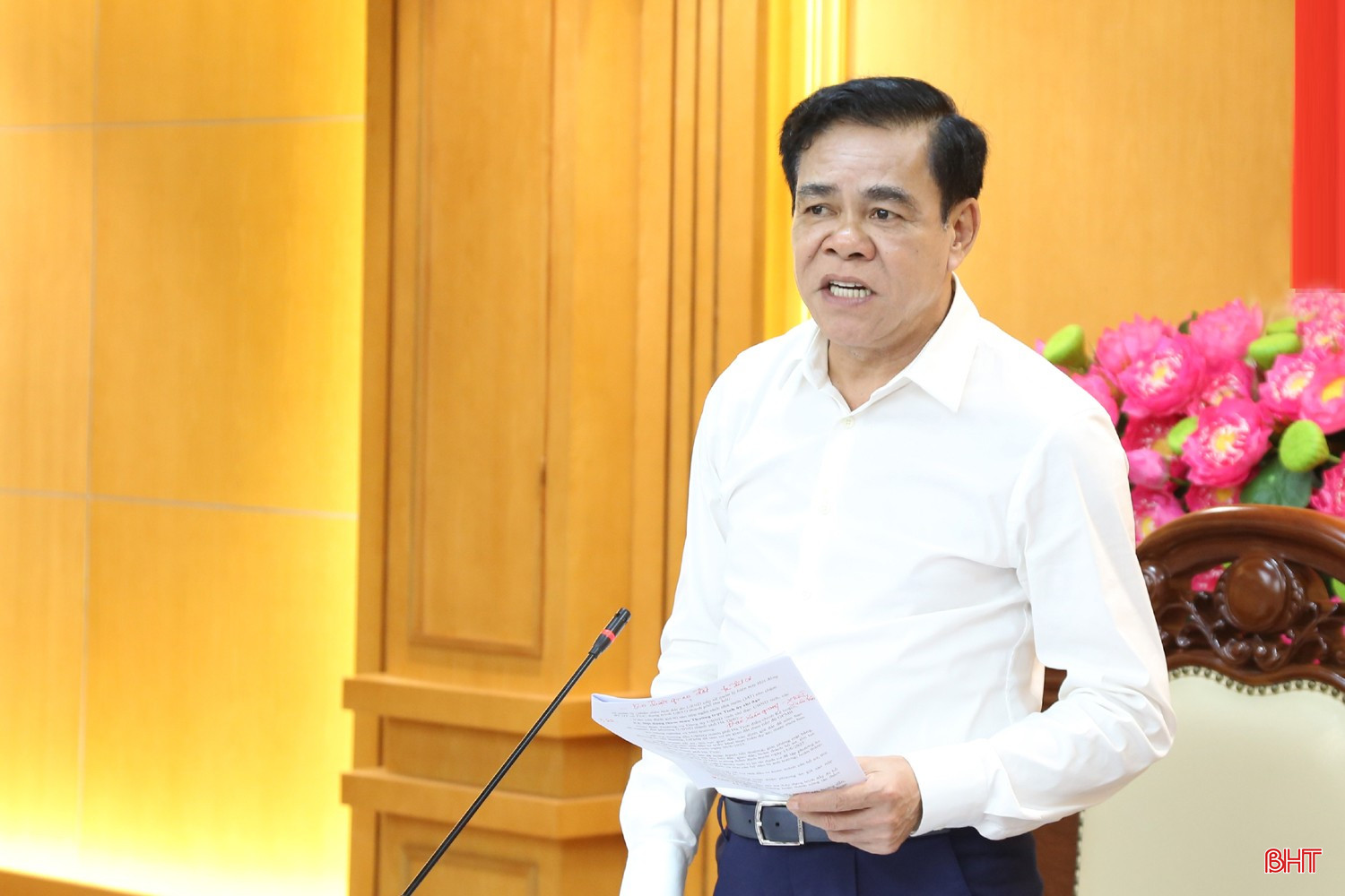 Chủ tịch UBND tỉnh Võ Trọng Hải phát biểu tại cuộc làm việc. bqbht_br_img-9370-2286.jpg