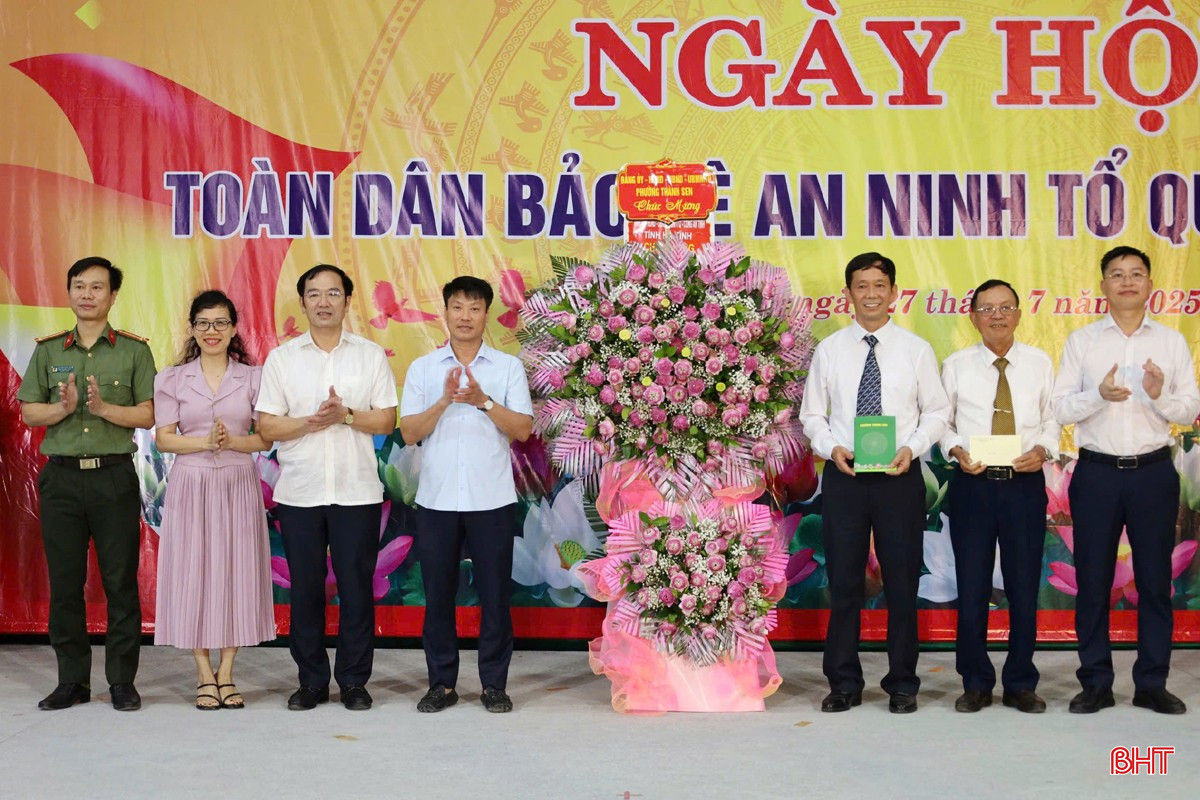 Lãnh đạo phường Thành Sen tặng qua chúc mừng "Ngày hội toàn dân bảo vệ an ninh Tổ quốc" tại tổ dân phố Hòa Linh. bqbht_br_z6848583862390-361fdc96f3224edc2602024b0d58b4fd.jpg