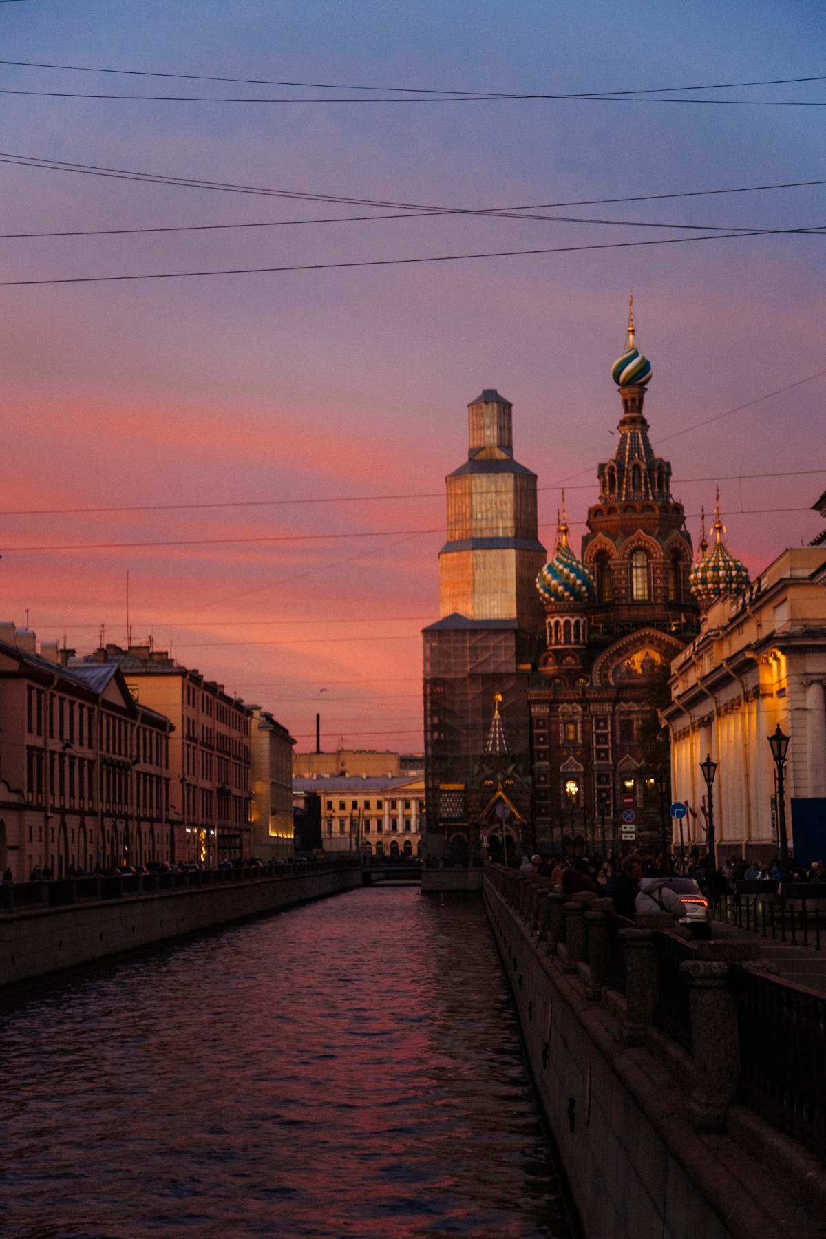 Herfstzonsondergang naast de Bloedkerk. Khung cảnh hoàng hôn mùa thu bên Nhà thờ Đổ Máu.
