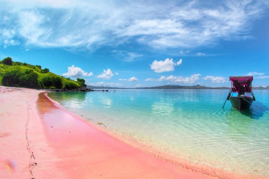 Ảnh: Explore Bali. fe0ed-pink-beach-1-1755136303.jpg
