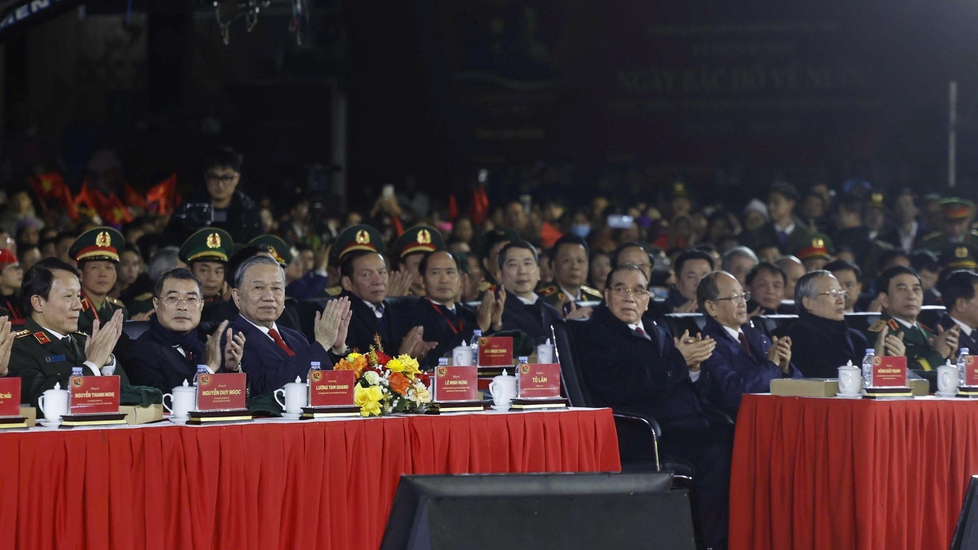 Tổng Bí thư Tô Lâm, các đồng chí lãnh đạo, nguyên lãnh đạo Đảng, Nhà nước dự Cầu truyền hình “Hai tay xây dựng một sơn hà” tại điểm cầu Cao Bằng. (Ảnh: Thống Nhất/TTXVN)