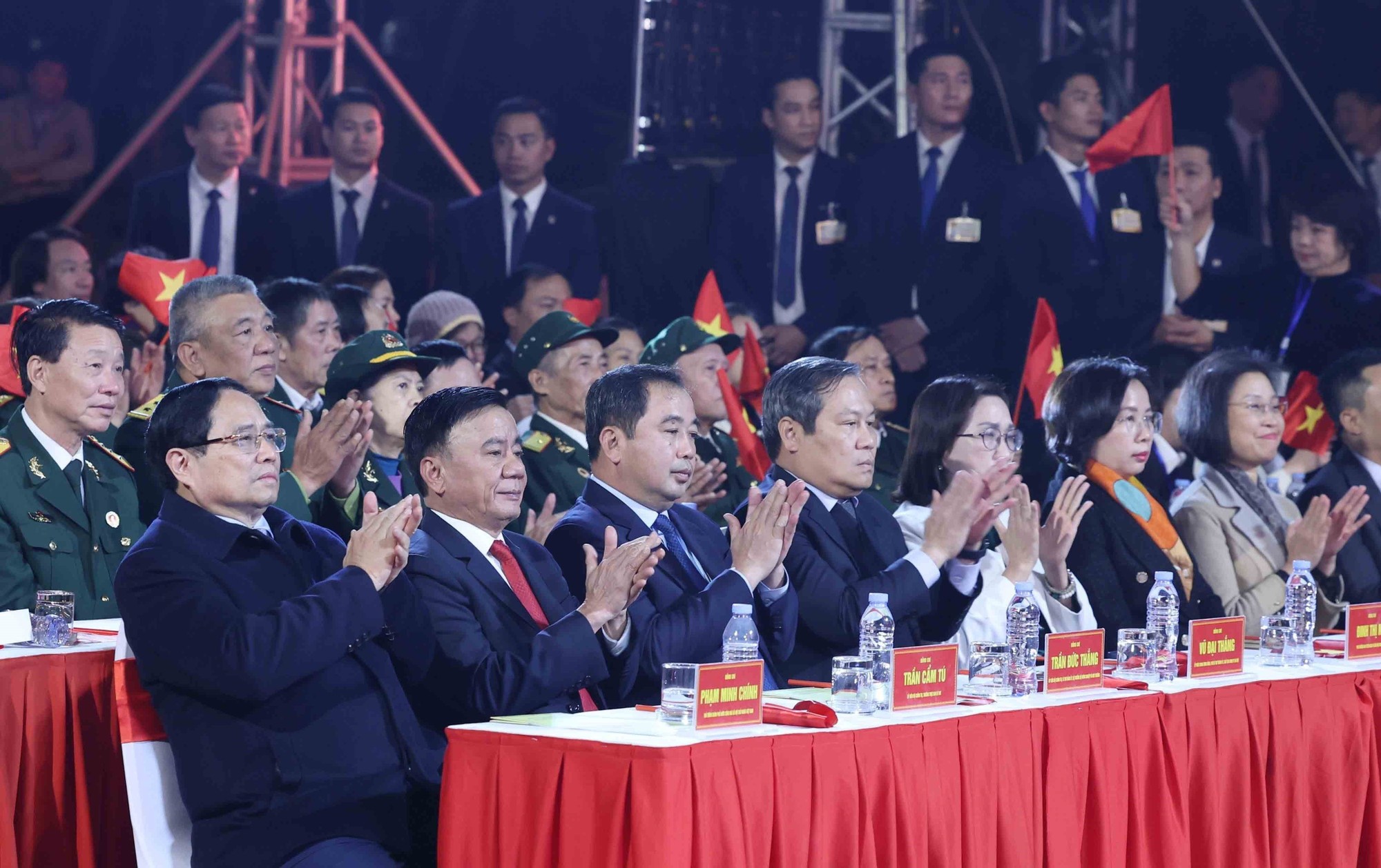 Thủ tướng Chính phủ Phạm Minh Chính, Thường trực Ban Bí thư Trần Cẩm Tú, lãnh đạo Đảng, Nhà nước dự Cầu truyền hình “Hai tay xây dựng một sơn hà” tại điểm cầu Hà Nội. (Ảnh: Phương Hoa/TTXVN)