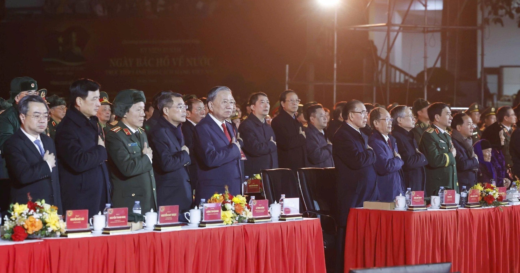 Tổng Bí thư Tô Lâm, các đồng chí lãnh đạo, nguyên lãnh đạo Đảng, Nhà nước tưởng nhớ đến Chủ tịch Hồ Chí Minh tại Cầu truyền hình “Hai tay xây dựng một sơn hà”, điểm cầu Cao Bằng. (Ảnh: Thống Nhất/TTXVN)