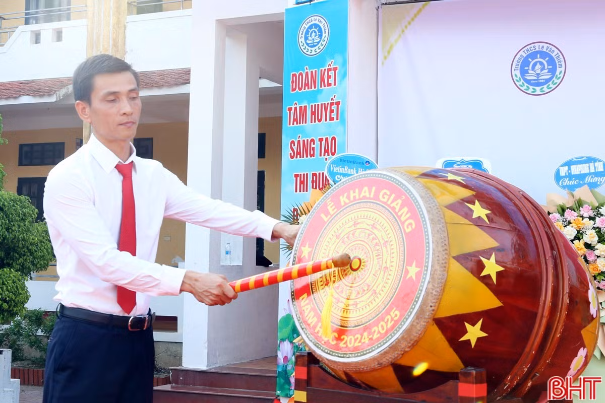 Thầy Trần Thanh Kiên - Hiệu trưởng Trường THCS Lê Văn Thiêm đánh trống khai giảng năm học mới.