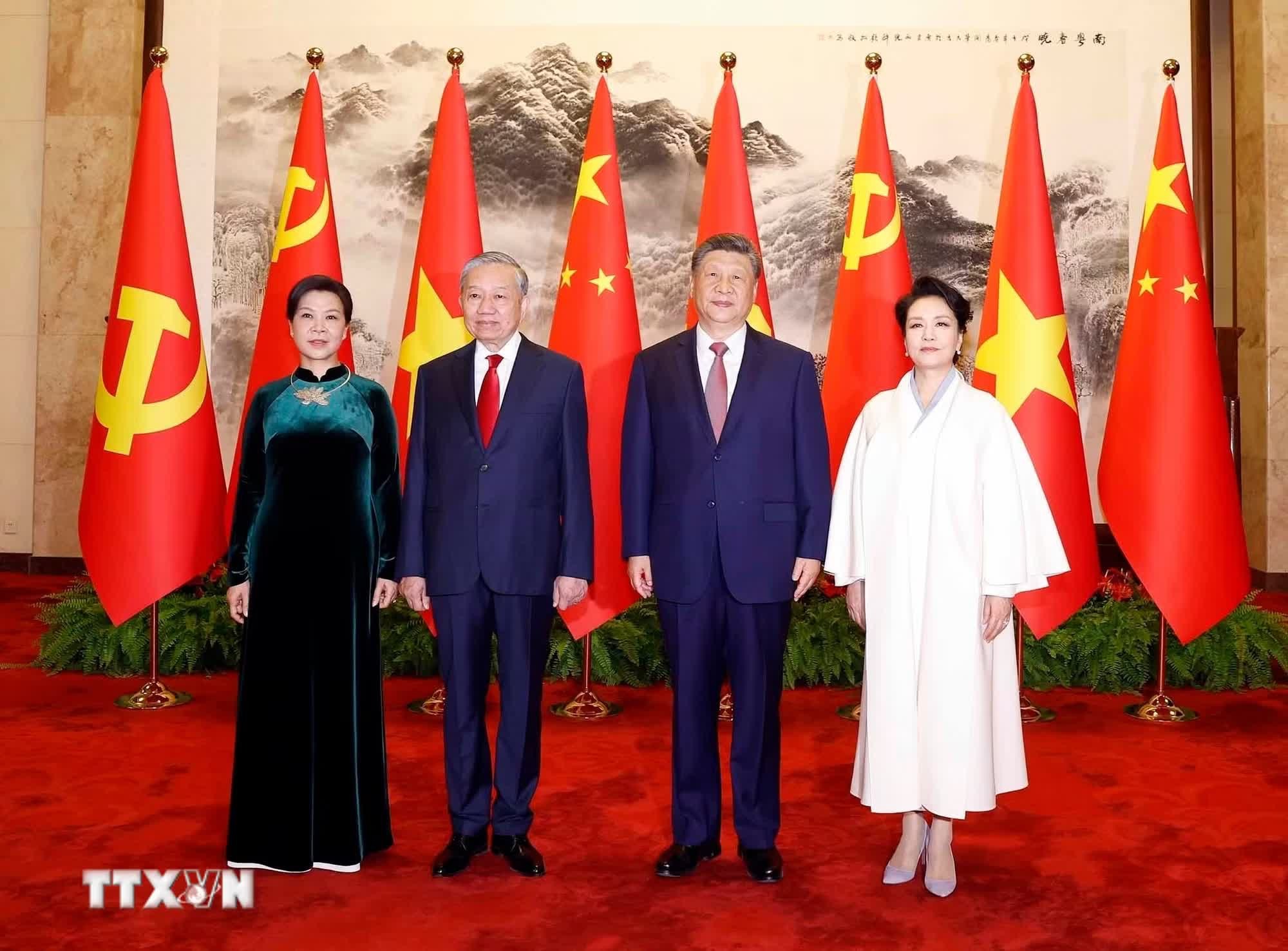 Tổng Bí thư, Chủ tịch nước Tô Lâm và Phu nhân cùng Tổng Bí thư, Chủ tịch nước Trung Quốc Tập Cận Bình và Phu nhân chụp ảnh chung. (Ảnh: Thống Nhất/TTXVN)