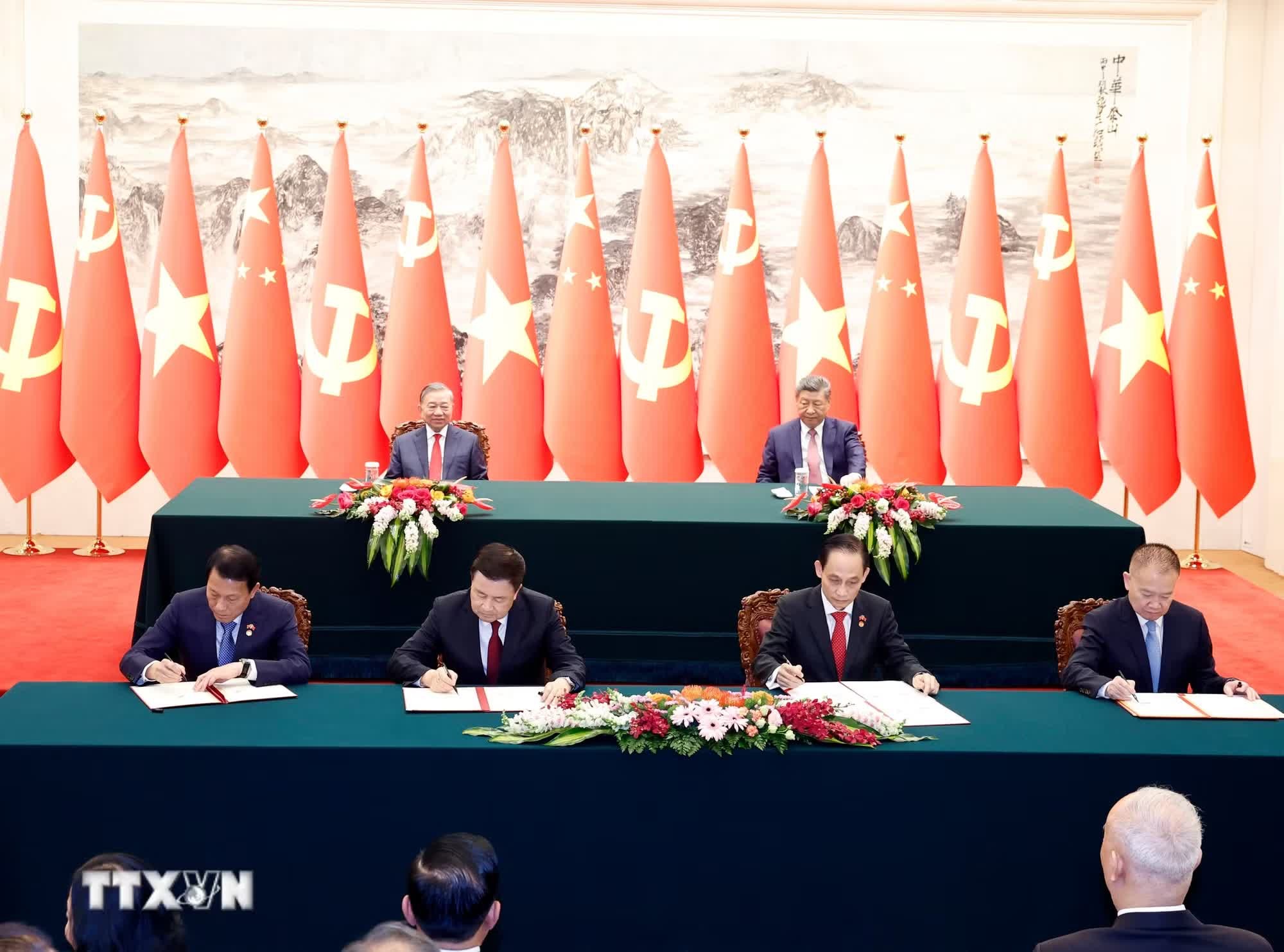 Bộ trưởng Bộ Công an Lương Tam Quang và Bộ trưởng Công an Trung Quốc Vương Tiểu Hồng ký Nghị định thư về thiết lập, quản lý và vận hành đường dây nóng cấp bộ trưởng giữa hai bộ; Bộ trưởng Bộ Ngoại giao Lê Hoài Trung và Trưởng ban Liên lạc Đối ngoại Trung ương Đảng Cộng sản Trung Quốc Lưu Hải Tinh ký 2 văn kiện: Kế hoạch hợp tác giữa hai Đảng giai đoạn 2026-2030 và Thỏa thuận hợp tác giữa Bộ Ngoại giao hai nước. (Ảnh: Thống Nhất/TTXVN)