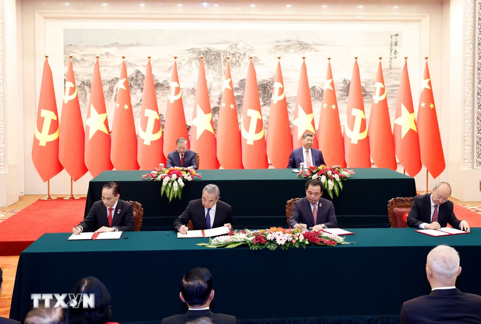 Đồng chí Lê Hoài Trung, Ủy viên Bộ Chính trị, Bộ trưởng Bộ Ngoại giao và đồng chí Vương Nghị, Ủy viên Bộ Chính trị, Bộ trưởng Ngoại giao Trung Quốc ký Bản ghi nhớ về hợp tác trong khuôn khổ Sáng kiến an ninh toàn cầu giữa Chính phủ hai nước; đồng chí Trần Đức Thắng, Ủy viên Bộ Chính trị, Bí thư Thành ủy Hà Nội và đồng chí Doãn Lực, Ủy viên Bộ Chính trị, Bí thư Thành ủy Bắc Kinh ký Bản ghi nhớ hợp tác hai thủ đô Hà Nội và Bắc Kinh, giai đoạn 2026-2030. (Ảnh: Thống Nhất/TTXVN)