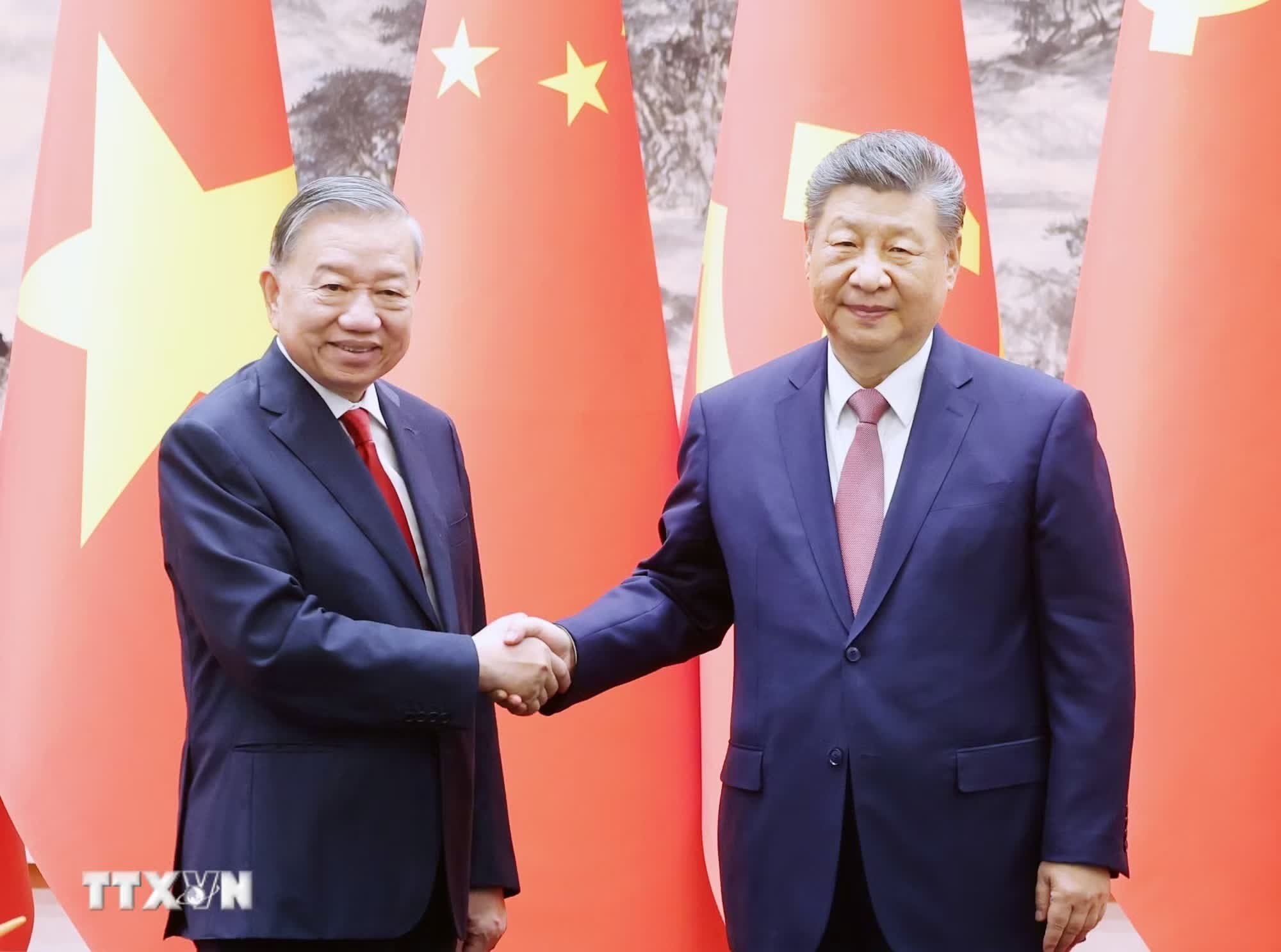 Tổng Bí thư, Chủ tịch nước Tô Lâm và Tổng Bí thư, Chủ tịch nước Tập Cận Bình tại cuộc chứng kiến lễ ký các văn kiện hợp tác giữa hai nước. (Ảnh: Thống Nhất/TTXVN)